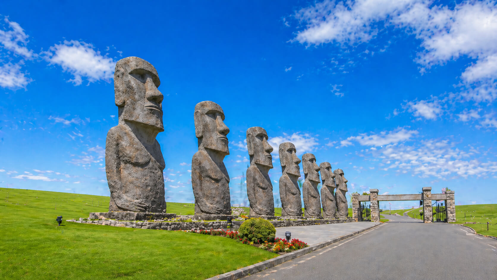 滝野霊園の正面入口に並ぶ巨大なモアイ像