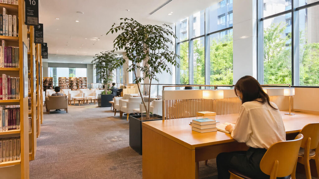 創世スクエア内の札幌市図書・情報館で読書や調べものをする様子