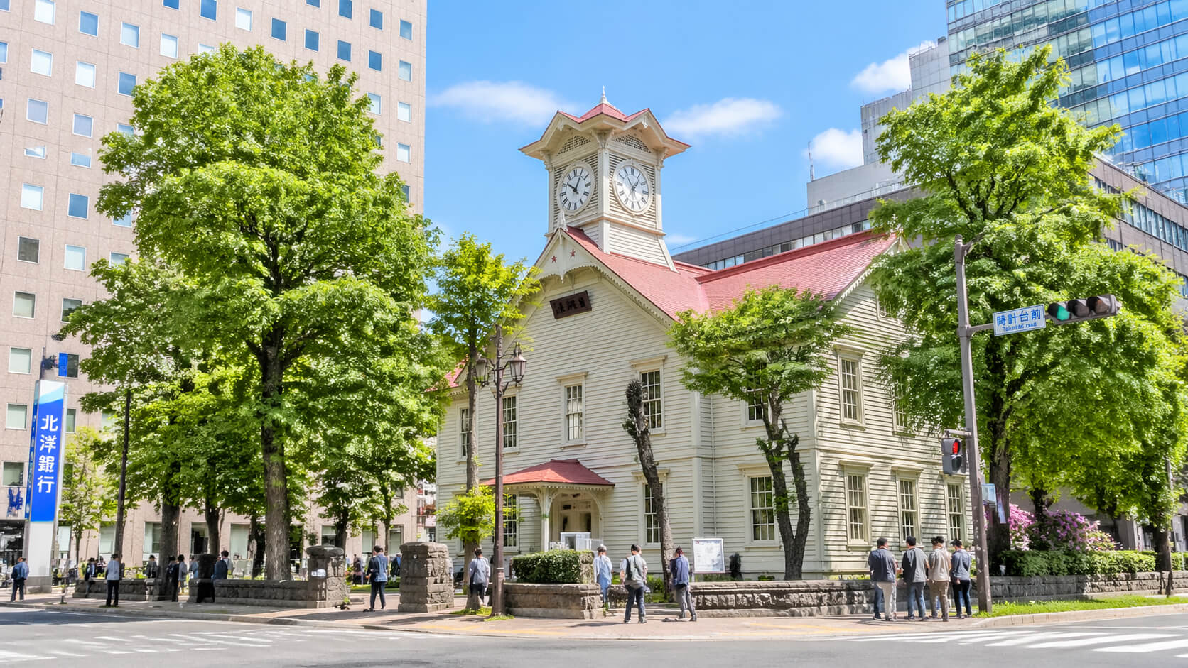 札幌市時計台の外観と周辺道路の様子