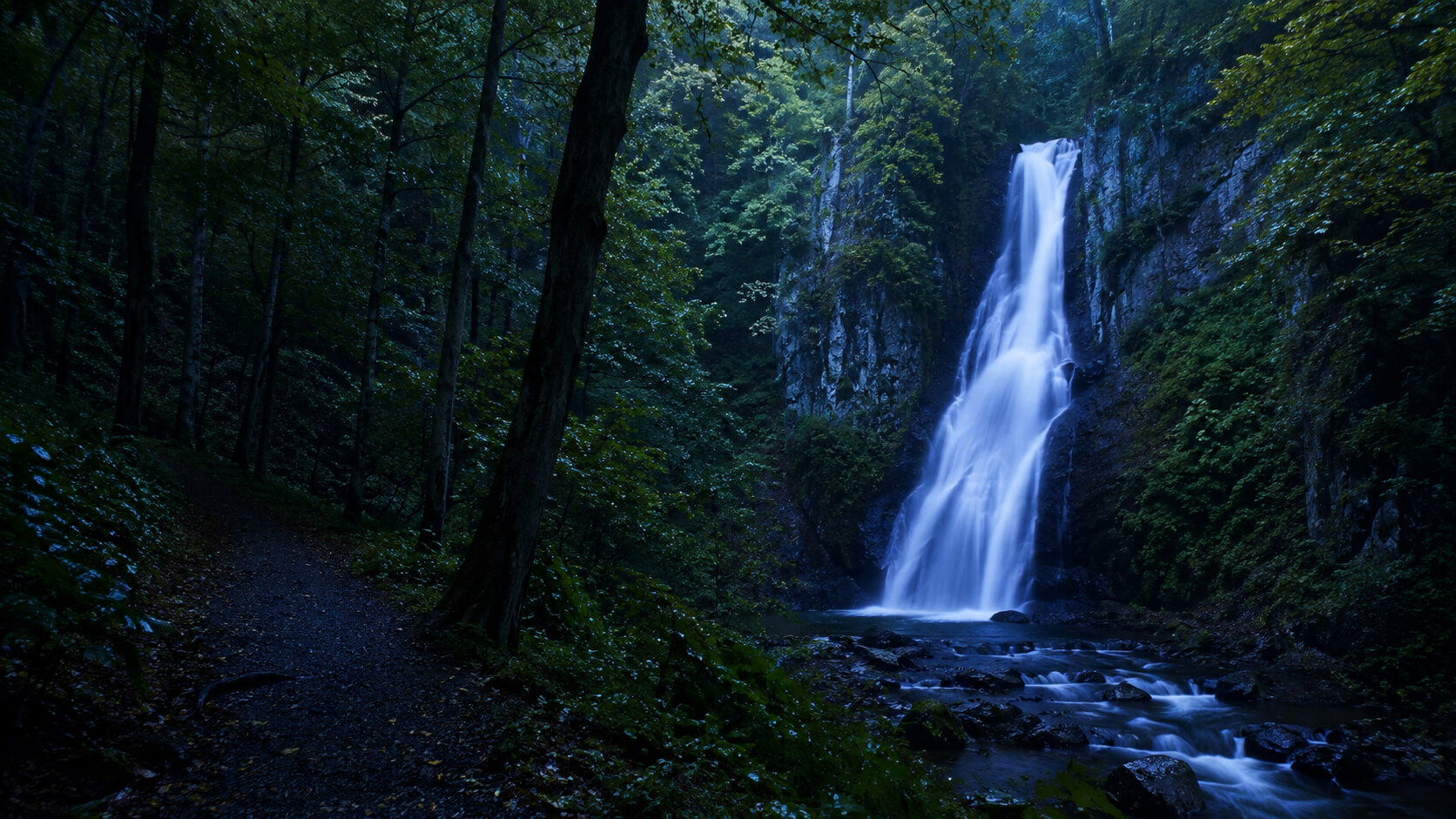 札幌の心スポとして語られる森と滝の不気味な風景
