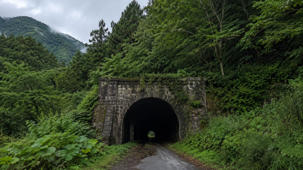 幌の心スポとして語られる滝や水源池やトンネルの雰囲気