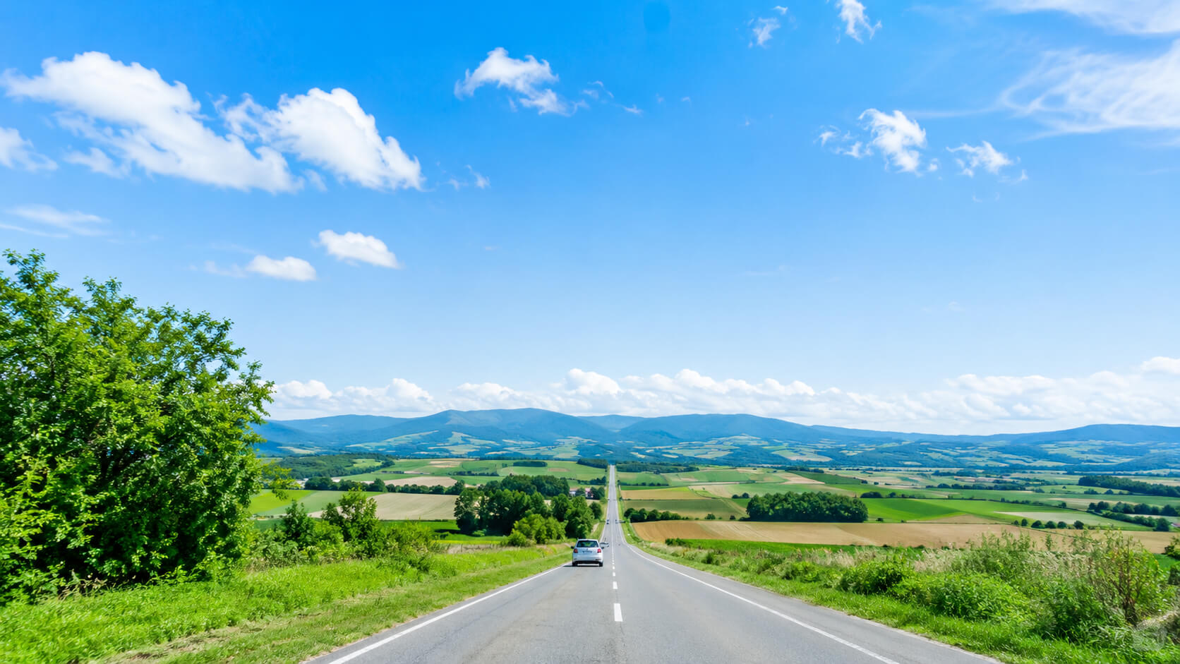 札幌から美瑛へ車で向かう北海道のドライブ風景