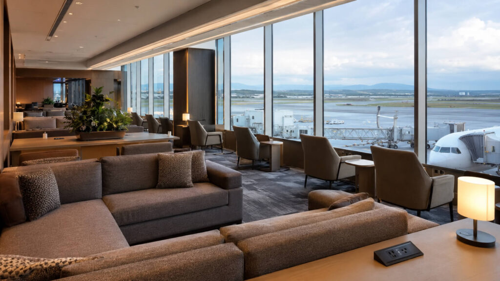落ち着いた航空会社ラウンジの内観
