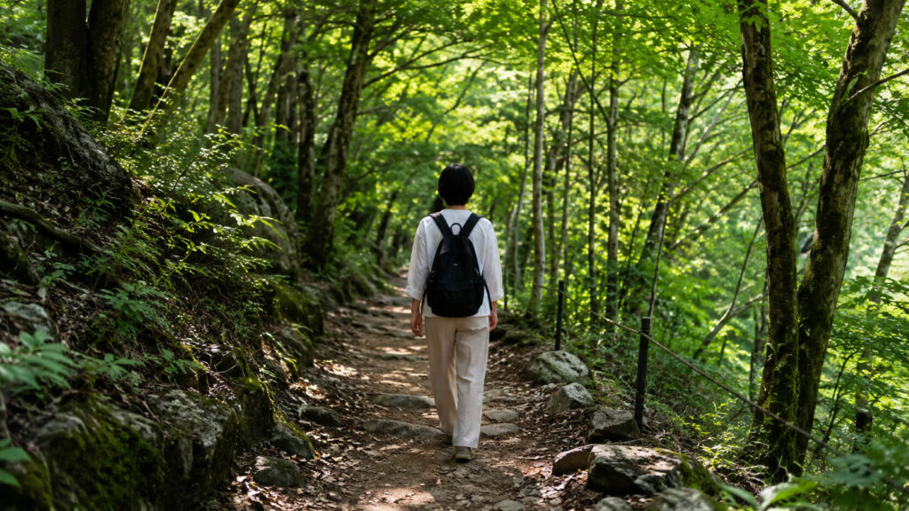 手稲神社奥宮へ向かう登山道と自然の風景