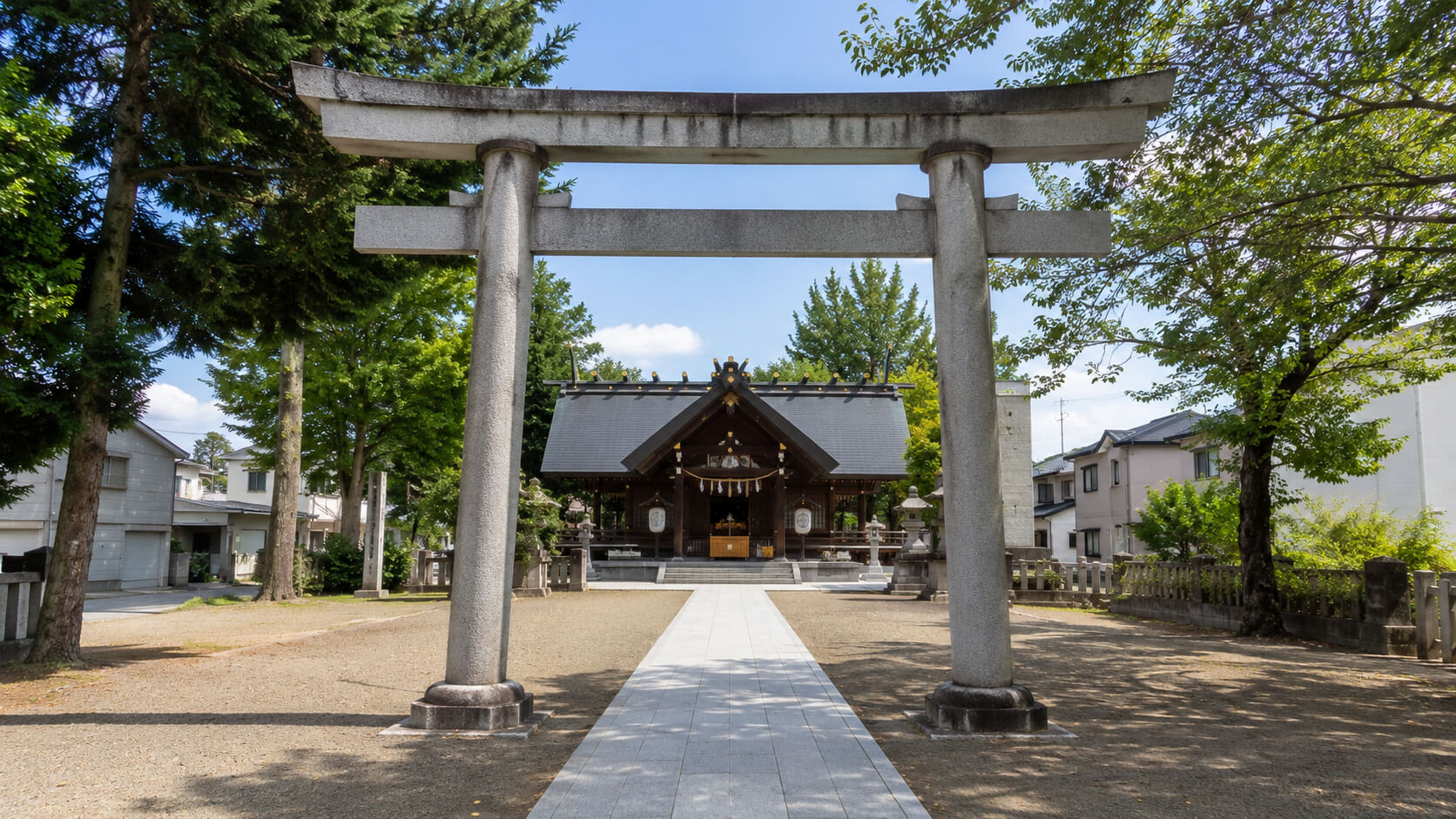 札幌諏訪神社の社殿と鳥居の外観