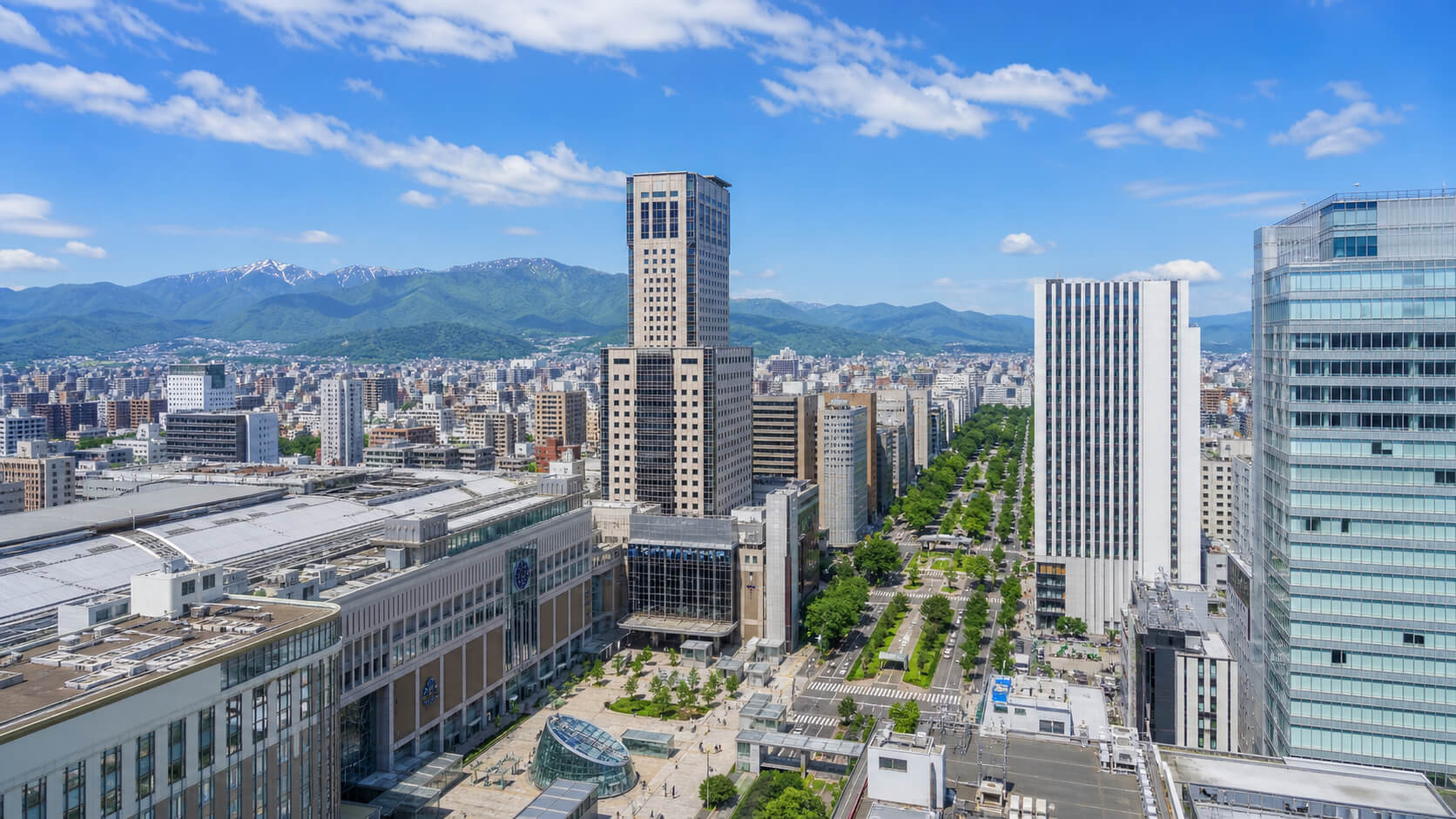 "札幌駅周辺の高層ビルと再開発が進む都心の街並み