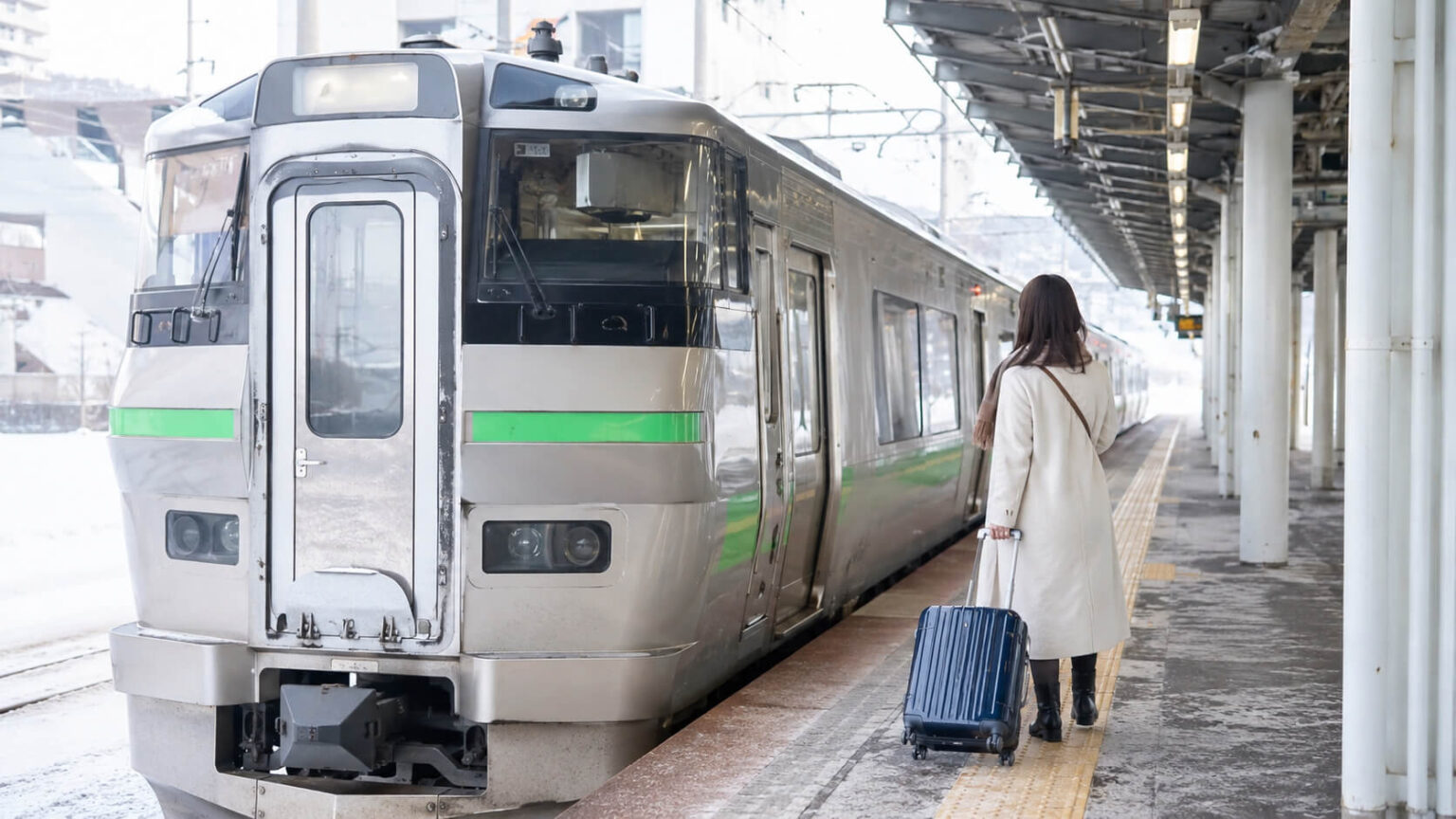 特別快速エアポートの停車駅を確認する旅行者向けの列車イメージ