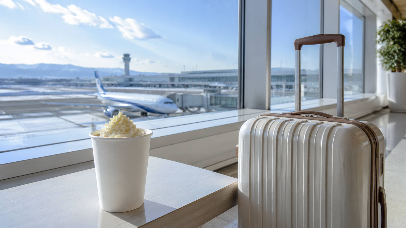 新千歳空港の雰囲気とスタバのカップをイメージしたアイキャッチ