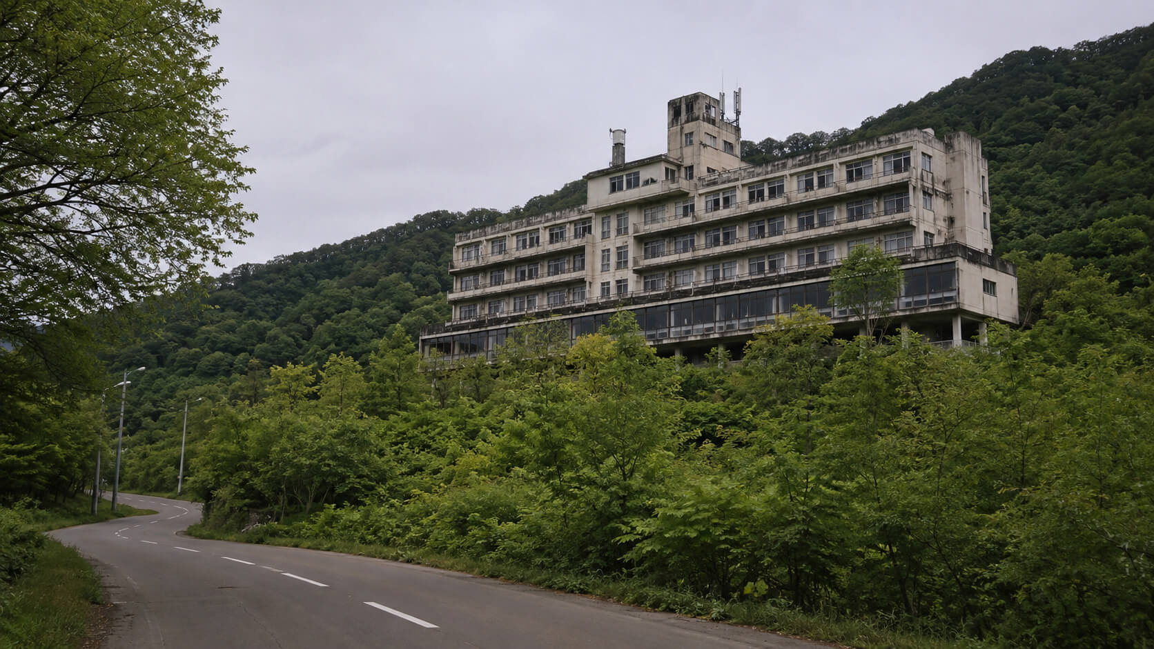 赤平観光センター プリンス平安の外観と周辺の緑