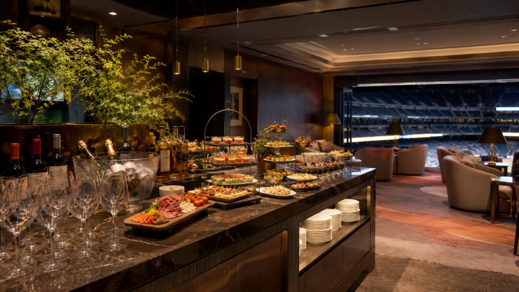 DIAMOND CLUB LOUNGE sponsored by ANAで食事とドリンクを楽しむイメージ