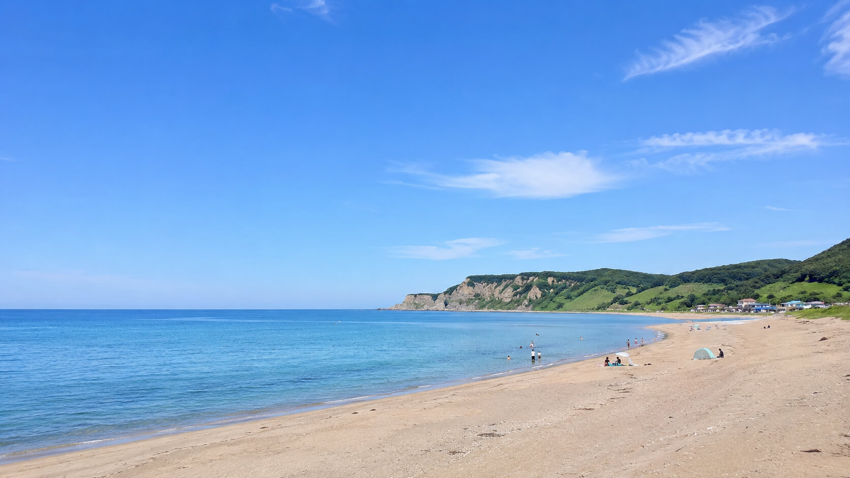 余市の海水浴場と青い海を望む夏の砂浜
