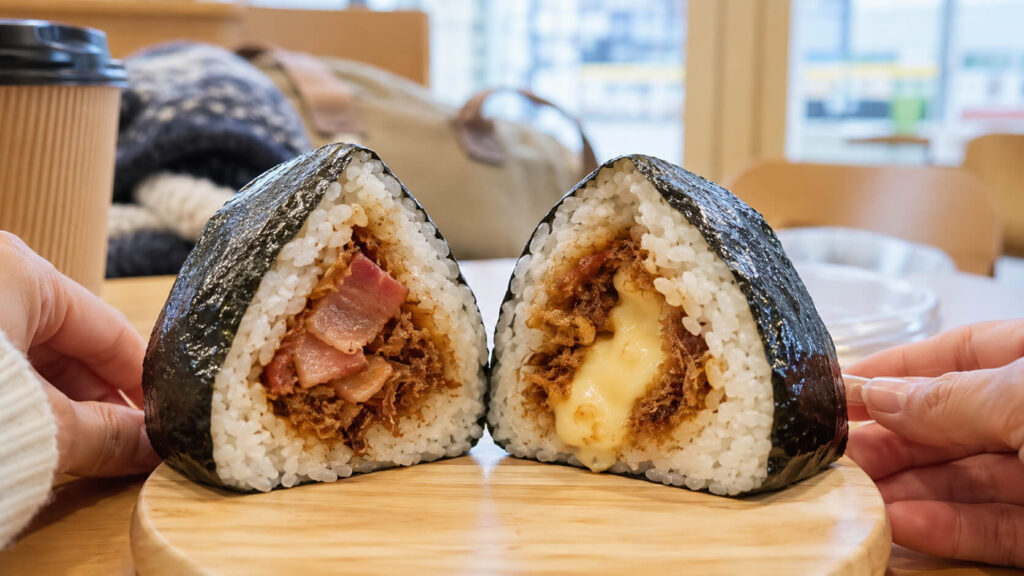 ベーコンおかかやチーズおかかの個性派おにぎり