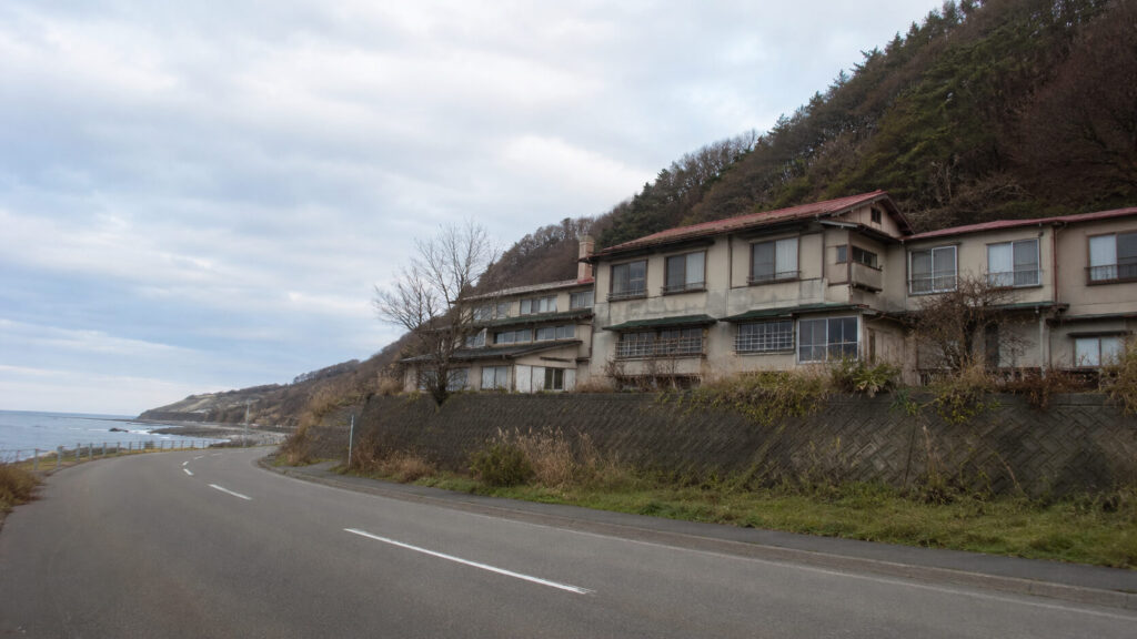 雷電温泉の廃墟と日本海沿いに残る温泉郷の風景