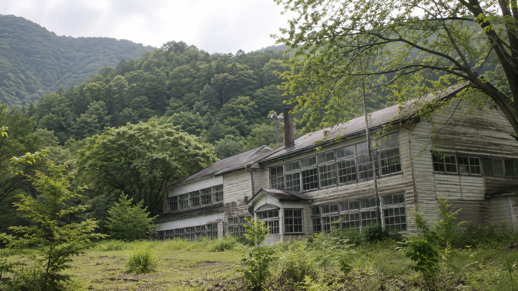 北海道羽幌町に残る旧太陽小学校の基本情報を示す風景