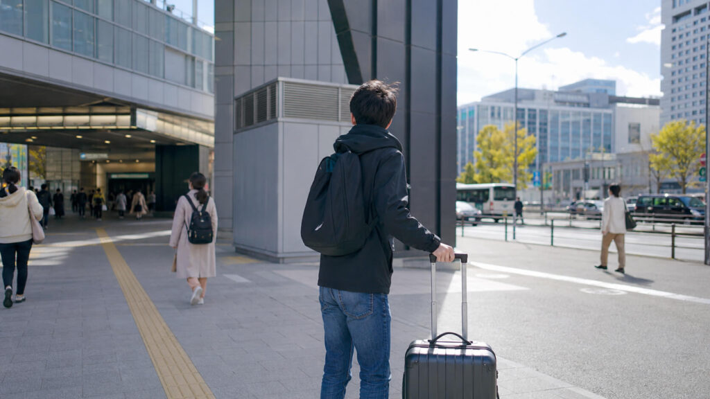 札幌駅南口周辺で空港連絡バス乗り場を探す様子