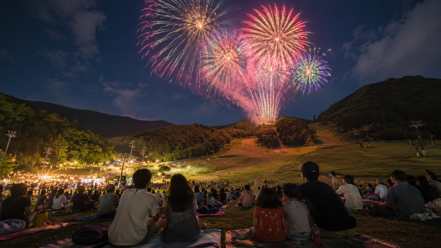 ばんけい夏まつり 大花火大会で夜空を彩る約1万発の花火