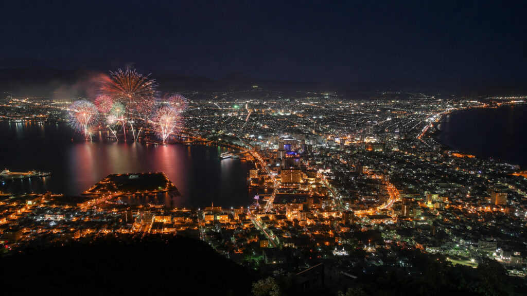 函館山の夜景と函館港に上がる花火
