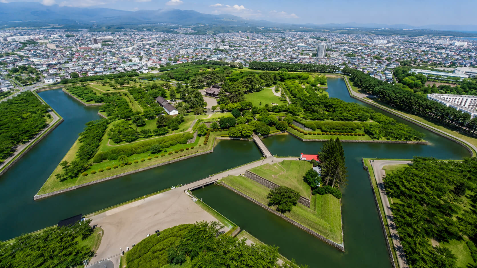 五稜郭の所要時間と観光ルートを示す五稜郭公園の風景