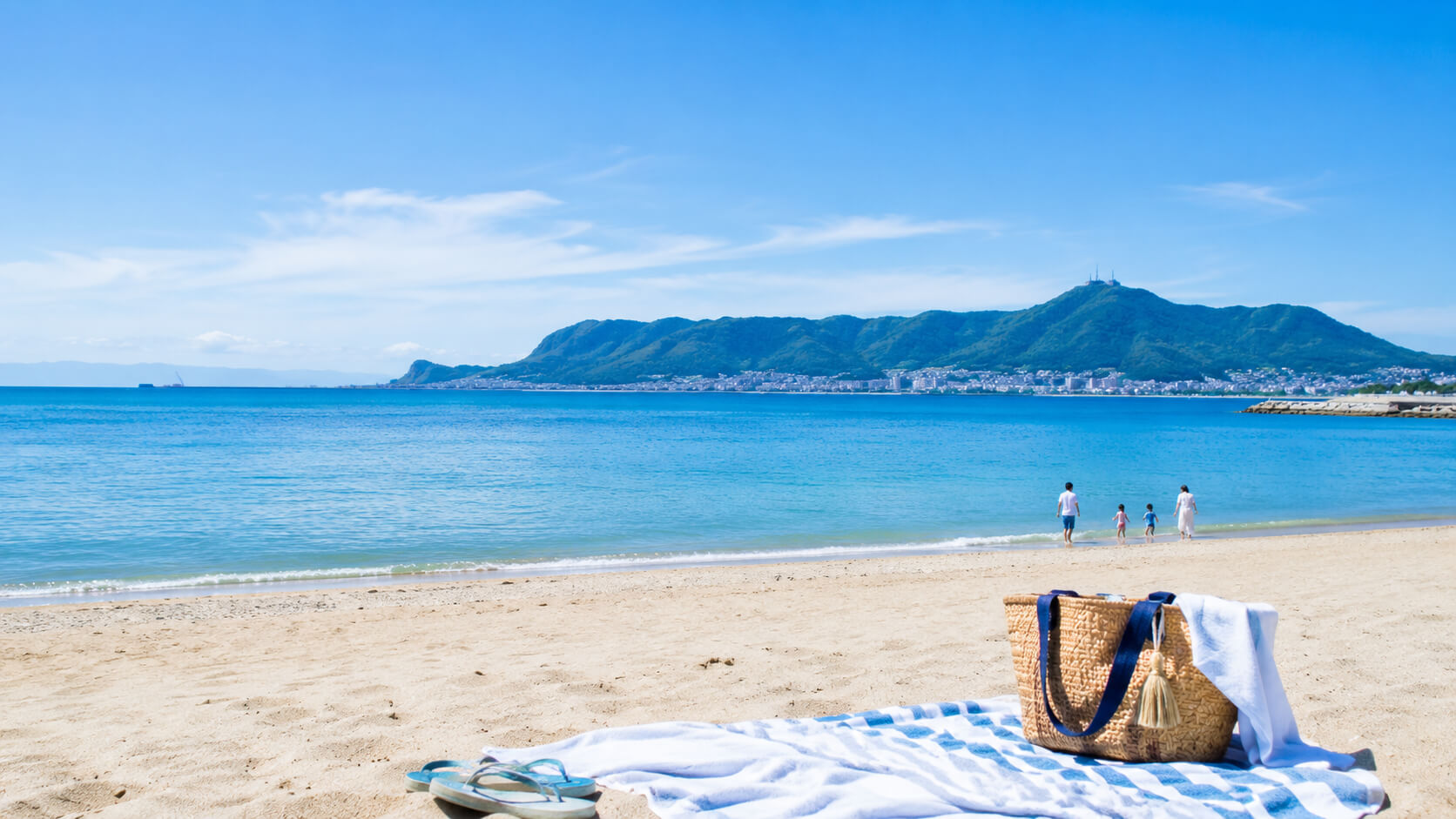 函館の海水浴場と夏空をイメージした海辺の風景