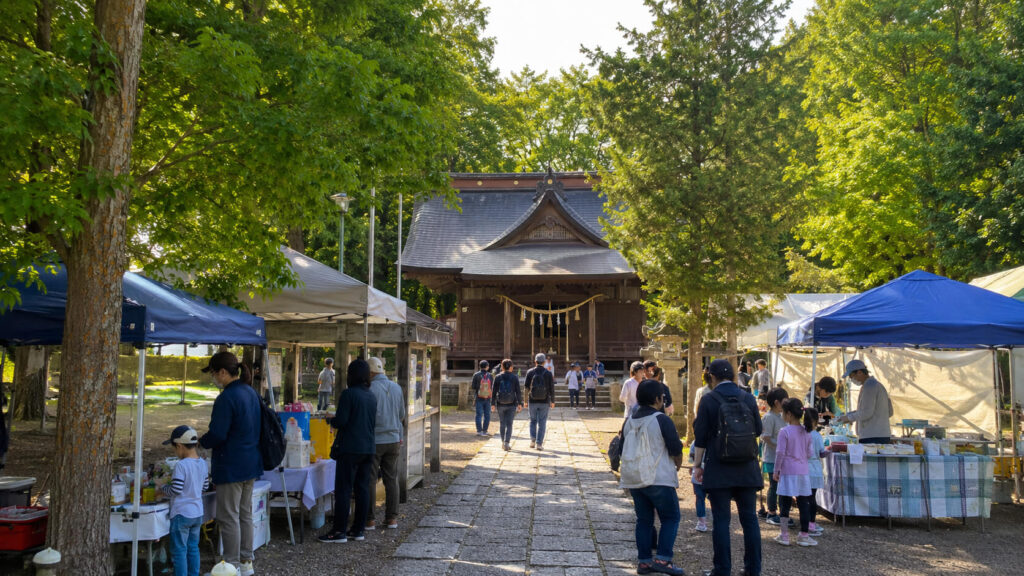 相馬神社のお祭りの露店などでにぎわう天神山の境内