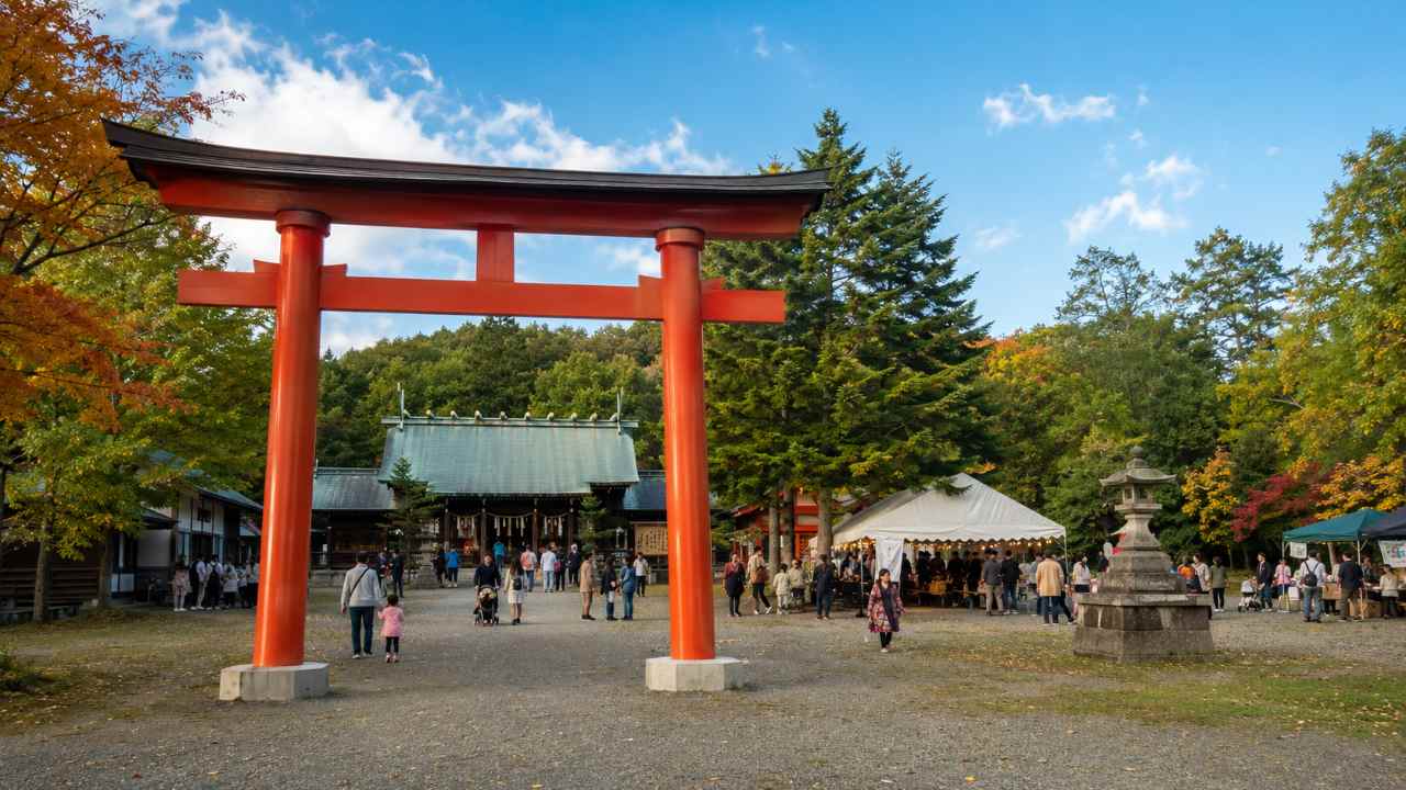 山口神社の朱色の鳥居と秋空