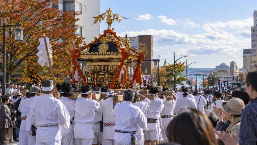 釧路鳥取地区を巡る鳥取神社の神輿渡御